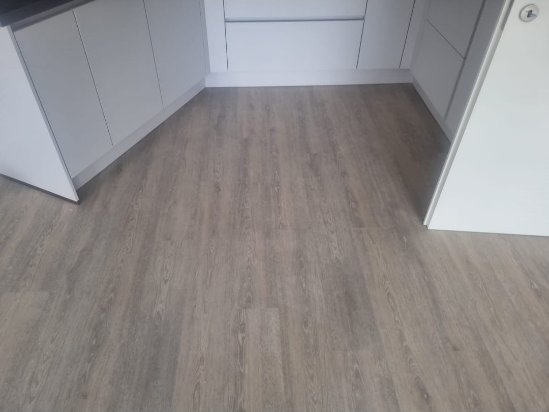 Parquet flottant fini dans une cuisine moderne