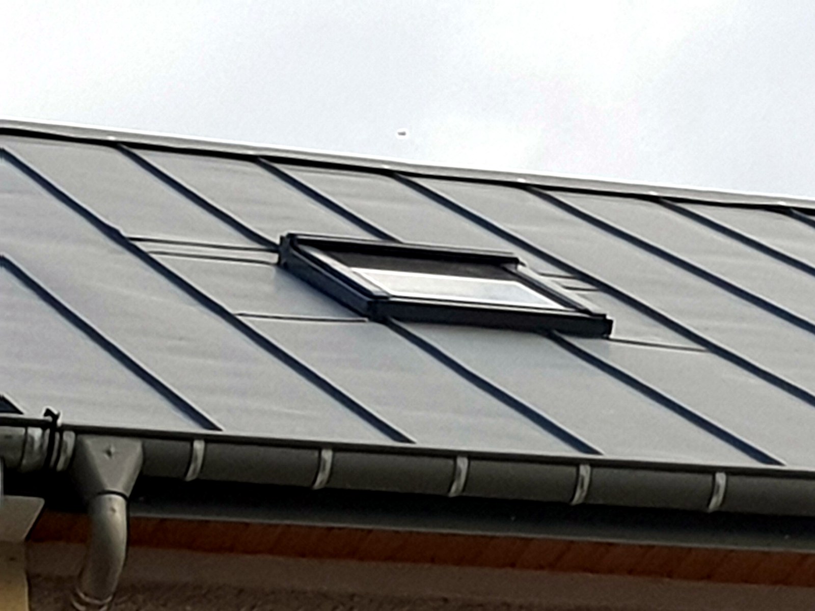 Fenêtre de toit intégrée dans une couverture zinc